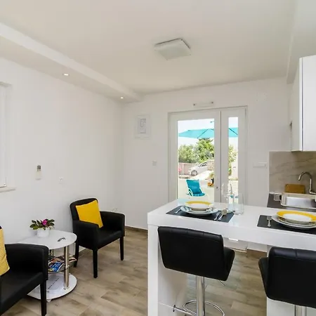 Summer Wave - Studio With Terrace Apartment *